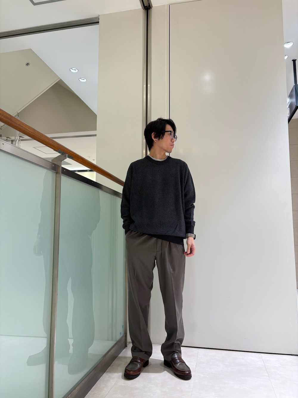 グレー系のニット/セーター、グリーン系のその他パンツを着用したメンズの秋コーディネートの1枚目の写真