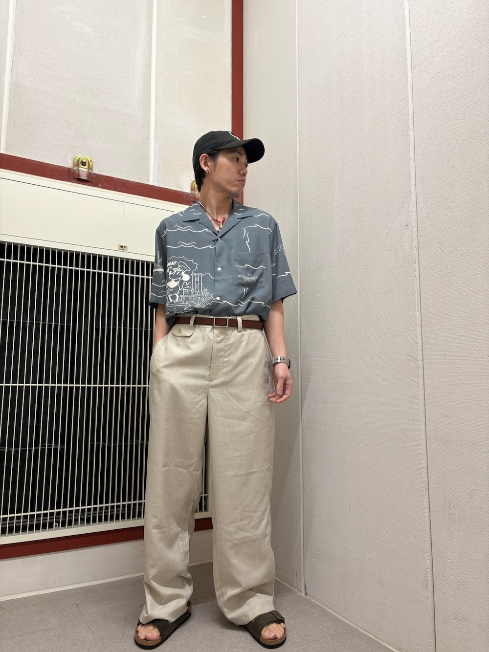 グレー系のシャツ/ブラウス、ベージュ系のその他パンツを着用したメンズの夏コーディネートの1枚目の写真