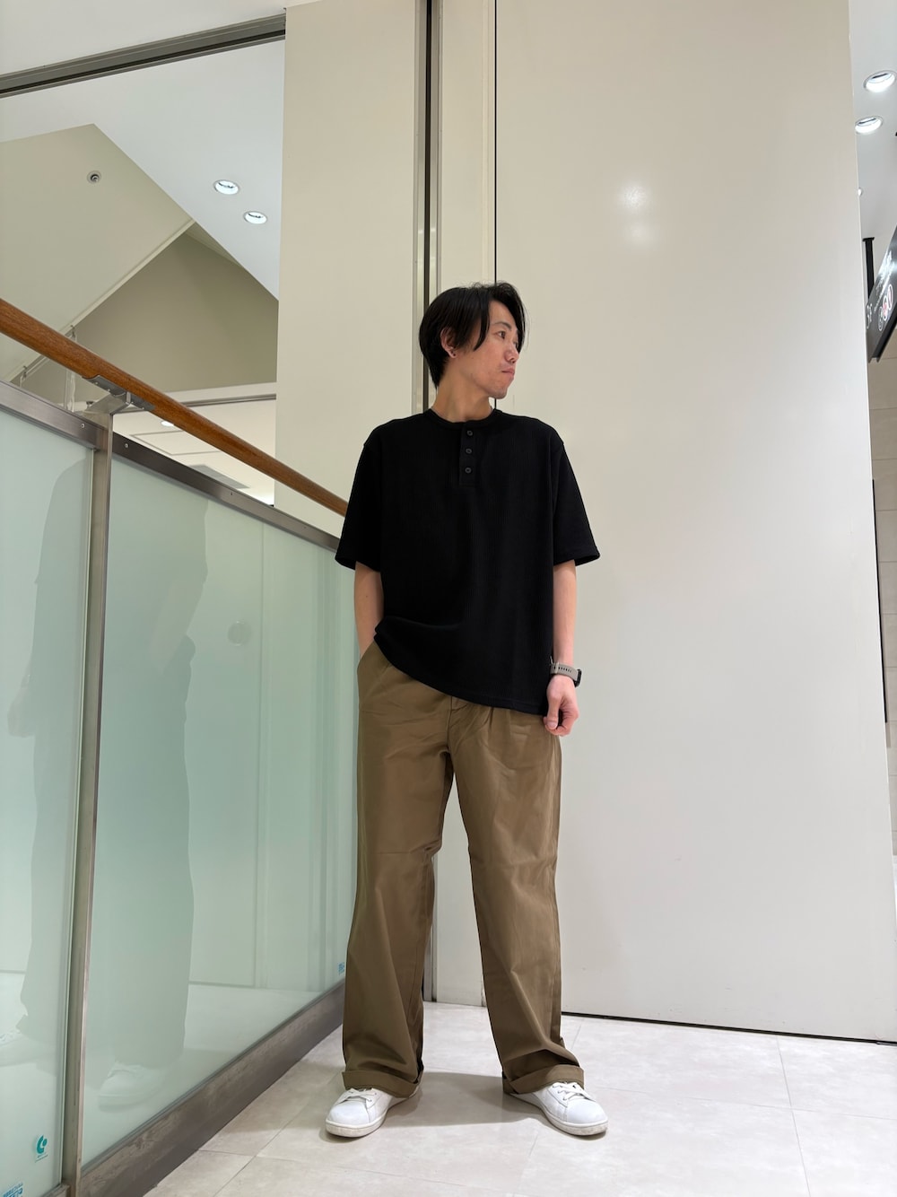 ブラック系のTシャツ/カットソー、ベージュ系のチノパンツを着用したメンズの夏コーディネートの1枚目の写真