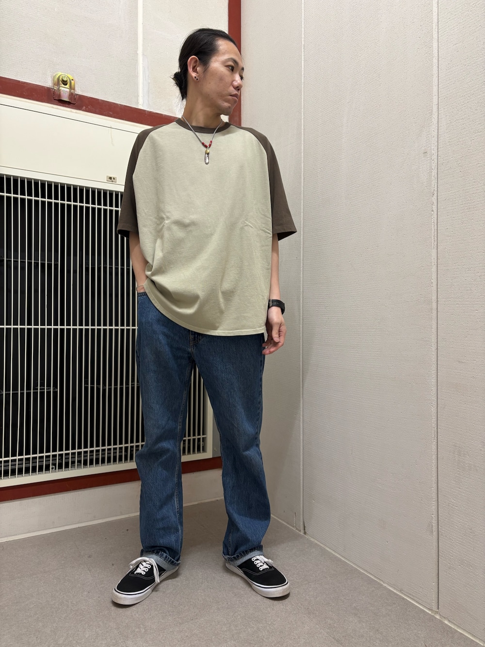 ブラウン系のTシャツ/カットソー、ブルー系のデニムパンツを着用したメンズの夏コーディネートの1枚目の写真