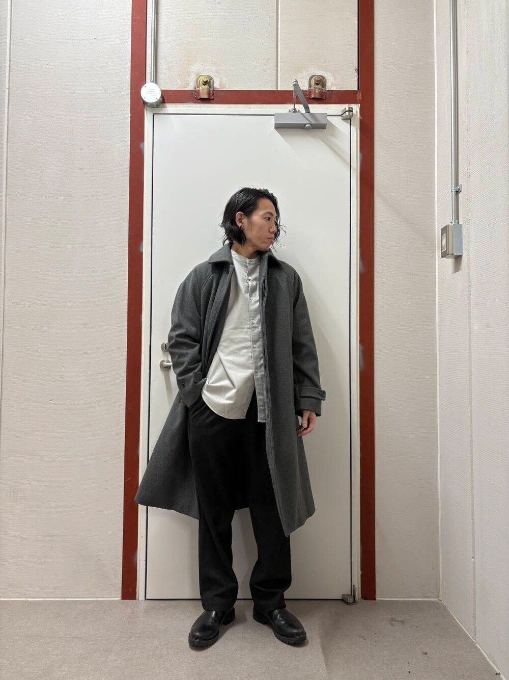 ブラック系のその他パンツ、グレー系のステンカラーコート、ベージュ系のシャツ/ブラウスを着用したメンズの冬コーディネートの1枚目の写真