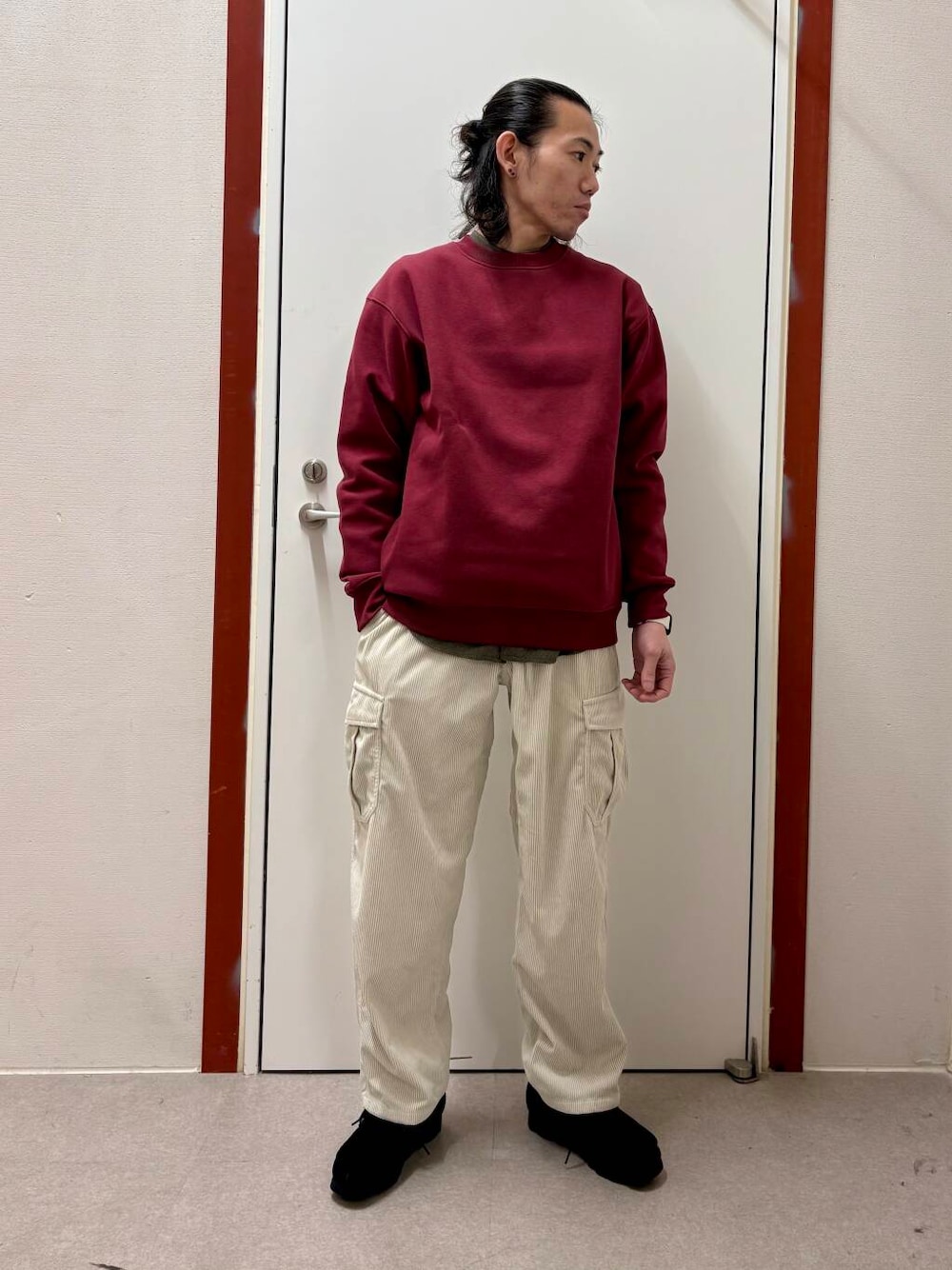 ブラック系のブーツ、ホワイト系のその他パンツ、グリーン系のシャツ/ブラウスを着用したメンズの冬コーディネートの1枚目の写真