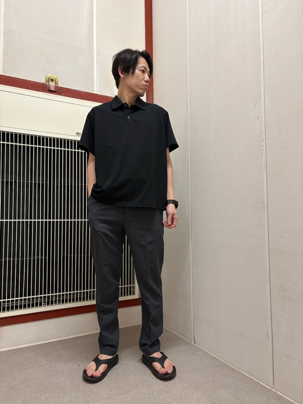 ブラック系のポロシャツ、グレー系のその他パンツを着用したメンズの夏コーディネートの1枚目の写真