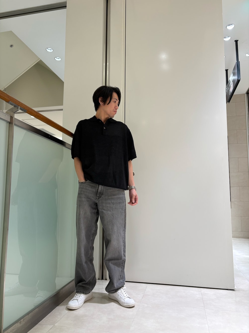 ブラック系のニット/セーター、ブラック系のデニムパンツを着用したメンズの夏コーディネートの1枚目の写真