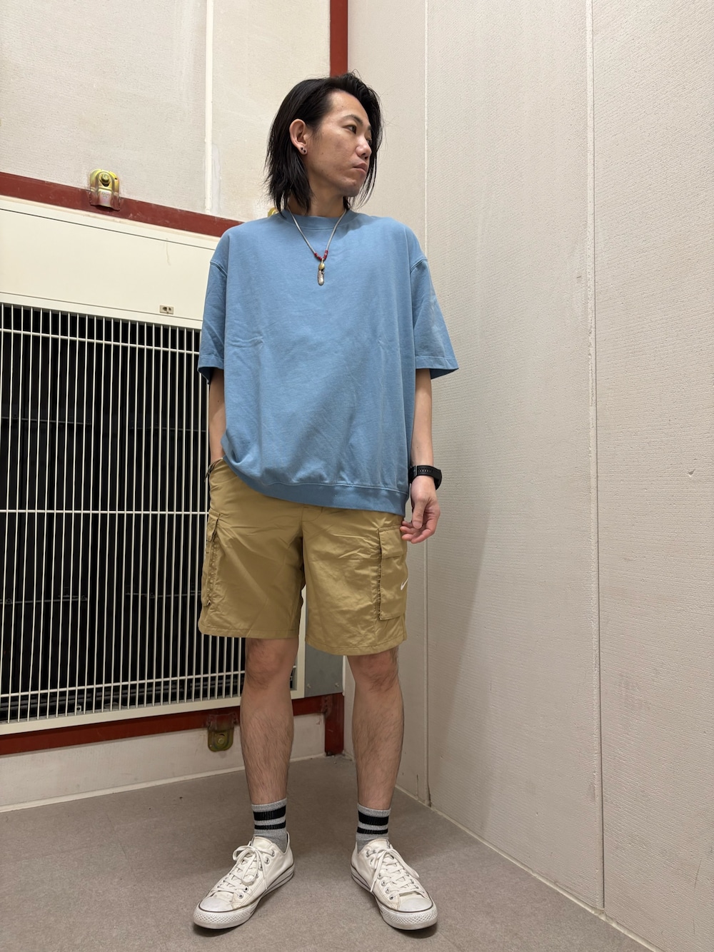 ブルー系のTシャツ/カットソー、ベージュ系のその他パンツを着用したメンズの夏コーディネートの1枚目の写真