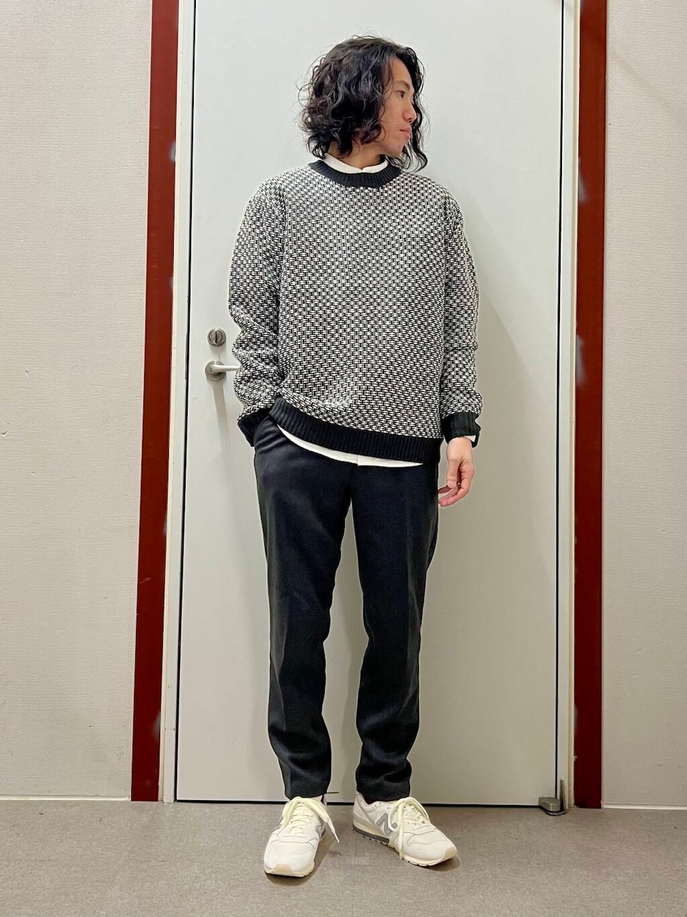 ホワイト系のスニーカー、ホワイト系のシャツ/ブラウス、グレー系のニット/セーターを着用したメンズの秋コーディネートの1枚目の写真