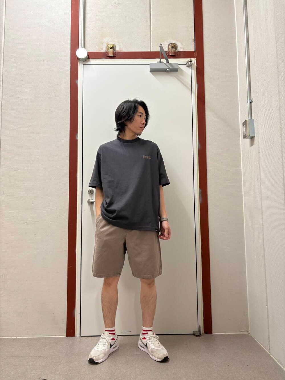 ブラウン系のその他パンツ、グレー系のTシャツ/カットソーを着用したメンズの夏コーディネートの1枚目の写真
