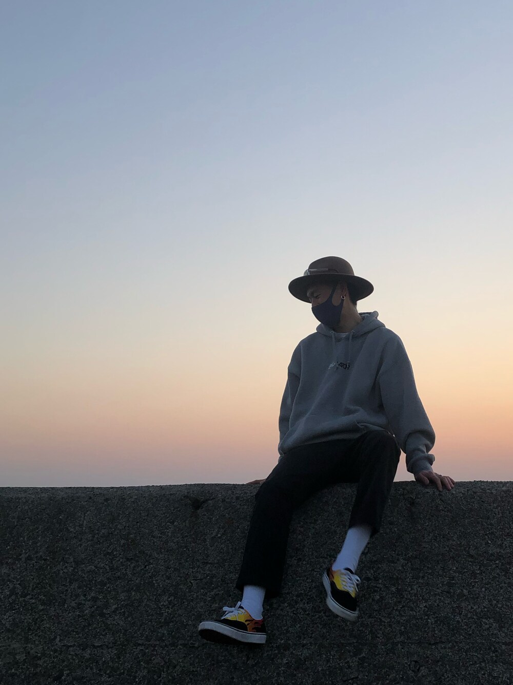 「秋冬コーデ、おしゃれさんと繋がりたい、スニーカーコーデ、シンプルスタイル」｜「VANSのアイテム（スニーカー、ブラック系）」を使った、Daimuさん（メンズ・173cm）の冬コーディネートの1枚目の写真