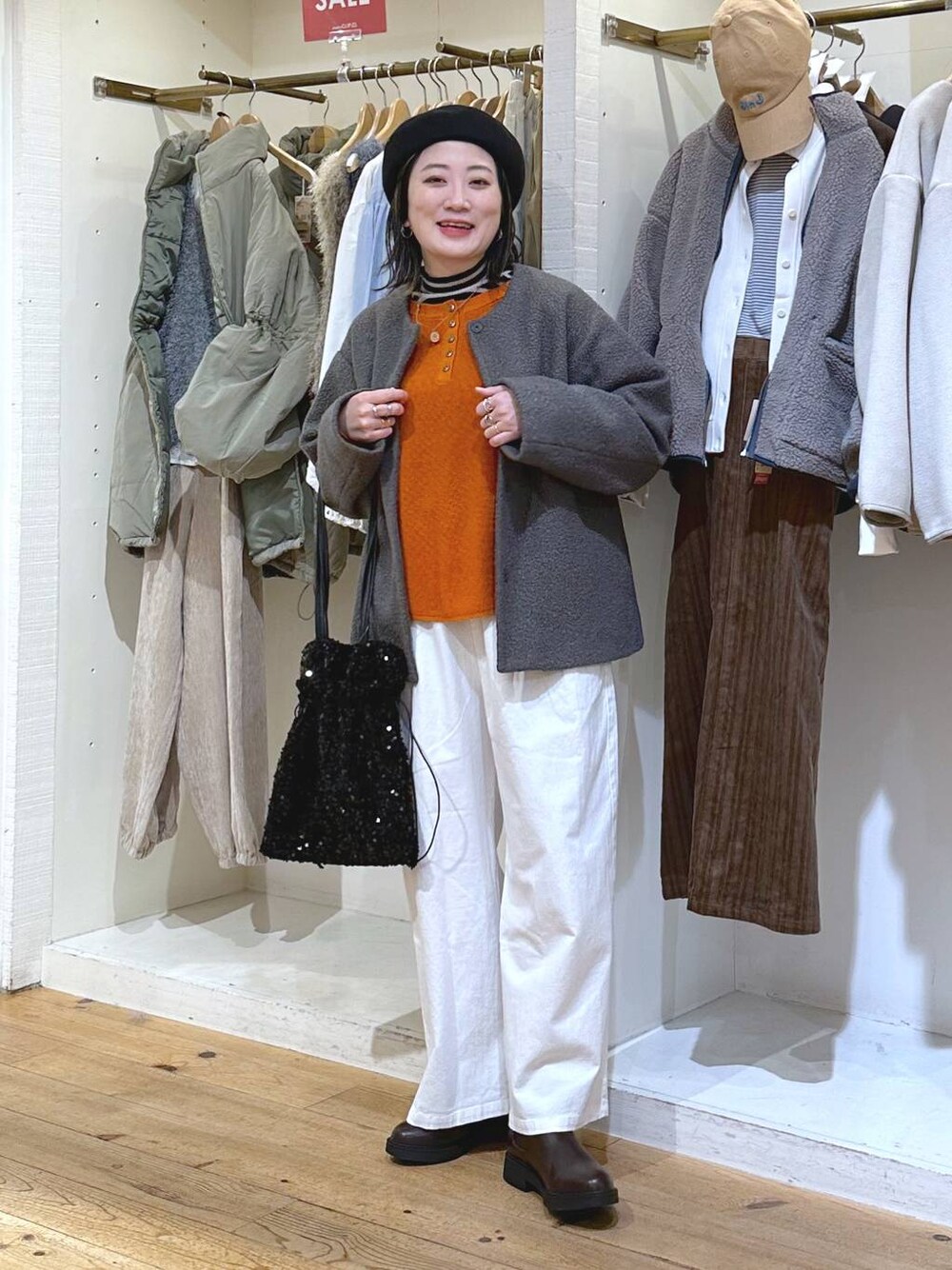 「カジュアル、ベーシック/シンプル、体型カバー、休日コーデ、ママコーデ、楽ちんコーデ、冬コーデ、クリップスタッフ_studio CLIP、ラフ、旅行、studio CLIP、ウエストゴム、ワイドパンツ、セールコーデ、セールおすすめコーデ_studio CLIP」｜「studio CLIPの【3シーズンシリーズ】12ゲージワッフルWフロントプルオーバー（ニット/セーター、オレンジ系）」を使った、haru.さん（レディース・160cm）の冬コーディネートの1枚目の写真