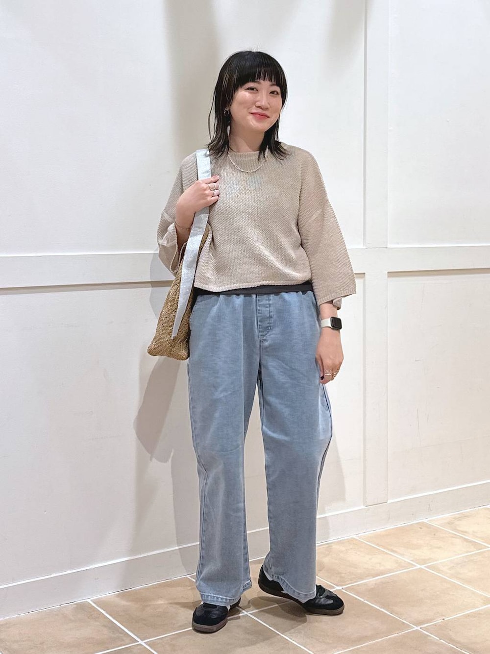 「カジュアル、ベーシック/シンプル、体型カバー、休日コーデ、ママコーデ、楽ちんコーデ、春コーデ、クリップスタッフ_studio CLIP、旅行、studio CLIP、着痩せ・細見え、シンプルコーデ、ニット、Tシャツ、デニムパンツ」｜「adidasの【HEREIAM】adidas(アディダス)／SAMBA OG（スニーカー、ブラック系）」を使った、haru.さん（レディース・160cm）の春コーディネートの1枚目の写真