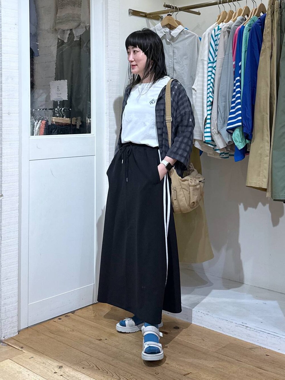 「カジュアル、ベーシック/シンプル、体型カバー、休日コーデ、ママコーデ、楽ちんコーデ、春コーデ、クリップスタッフ_studio CLIP、旅行、studio CLIP、着痩せ・細見え、シンプルコーデ、シャツ、シアートップス、Tシャツ」｜「LOWRYS FARMのステンレス１Ｐリング　180651（リング、イエロー系）」を使った、haru.さん（レディース・160cm）の春コーディネートの1枚目の写真