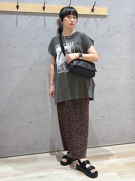 「LEPSIM（レプシィム）の【500mlペットボトルも入る】フラップボディバッグ　574895（ショルダーバッグ、ブラック系）」を使った、haru.さん（レディース・160cm）の夏コーディネート