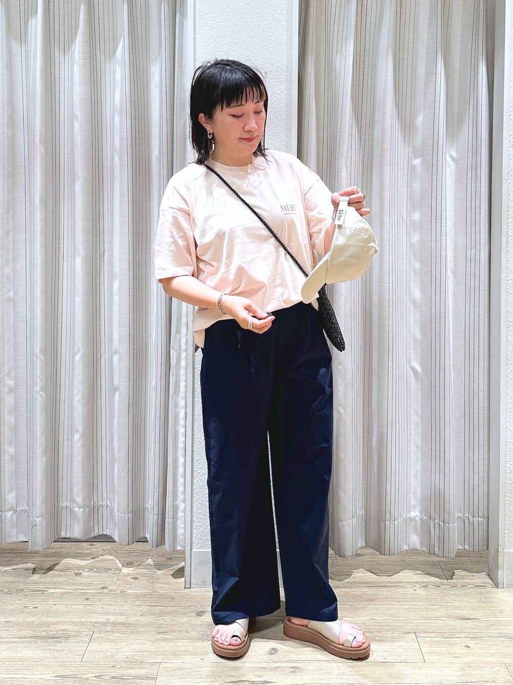 「接触冷感、ひんやりシリーズ_studio CLIP、ワイドパンツ、Tシャツ、サンダル、サンダルコーデ_studio CLIP、カジュアル、ベーシック/シンプル、体型カバー、休日コーデ、ママコーデ、楽ちんコーデ、夏コーデ、クリップスタッフ_studio CLIP、ラフ」｜「studio CLIPの【接触冷感/ストレッチ】コットンリネンひんやりタックワイドパンツ[プチ・プラスサイズあり]（その他パンツ、ブルー系）」を使った、haru.さん（レディース・160cm）の夏コーディネートの1枚目の写真