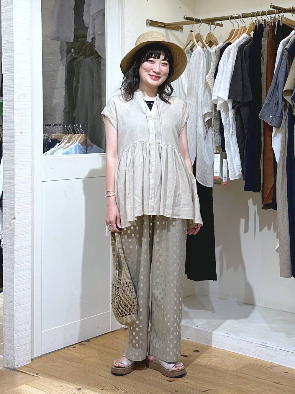 「カジュアル、ベーシック/シンプル、体型カバー、休日コーデ、ママコーデ、楽ちんコーデ、クリップスタッフ_studio CLIP、旅行、studio CLIP、着痩せ・細見え、シンプルコーデ、シャツ、リネン・透けアイテム、ワイドパンツ、ワントーン」｜「LOWRYS FARMのステンレス１Ｐリング　180651（リング、イエロー系）」を使った、haru.さん（レディース・160cm）の夏コーディネートの1枚目の写真