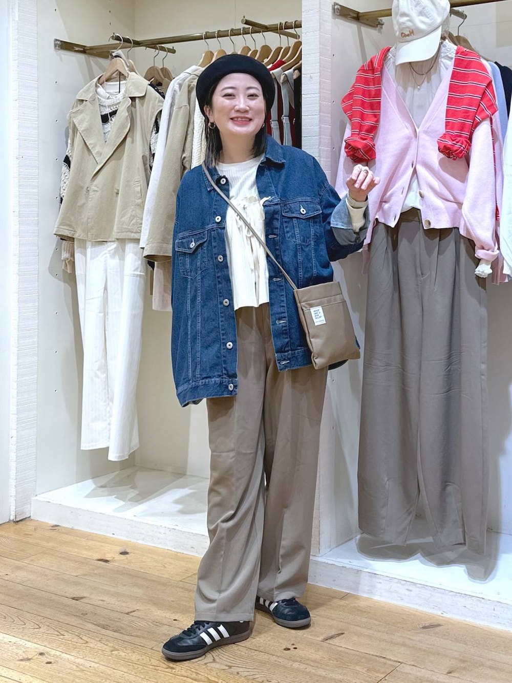 「カジュアル、ベーシック/シンプル、体型カバー、休日コーデ、ママコーデ、楽ちんコーデ、春コーデ、クリップスタッフ_studio CLIP、旅行、studio CLIP、着痩せ・細見え、シンプルコーデ、デニムジャケット、クリップデニム_studio CLIP、みんなのリクエストパンツ_studioCLIP」｜「adidasの【HEREIAM】adidas(アディダス)／SAMBA OG（スニーカー、ブラック系）」を使った、haru.さん（レディース・160cm）の冬コーディネートの1枚目の写真