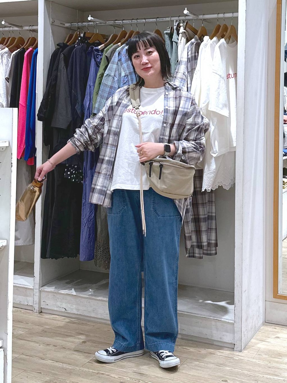 ベージュ系のショルダーバッグ、その他のTシャツ/カットソー、ブラウン系のタンクトップを着用したレディースの春コーディネートの1枚目の写真