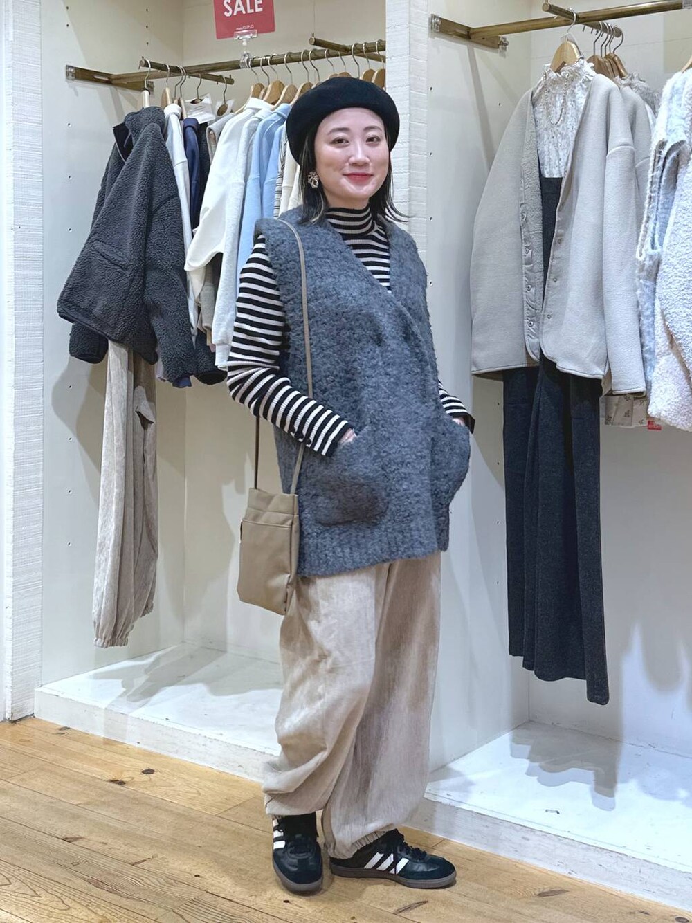 「ニット、3シーズンニット_studio CLIP、ベスト、アウター、クリップアウター_studioCLIP、ワイドパンツ、スニーカー、ショルダーバッグ、カジュアル、ベーシック/シンプル、体型カバー、休日コーデ、ママコーデ、楽ちんコーデ、冬コーデ」｜「adidasの【HEREIAM】adidas(アディダス)／SAMBA OG（スニーカー、ブラック系）」を使った、haru.さん（レディース・160cm）の冬コーディネートの1枚目の写真