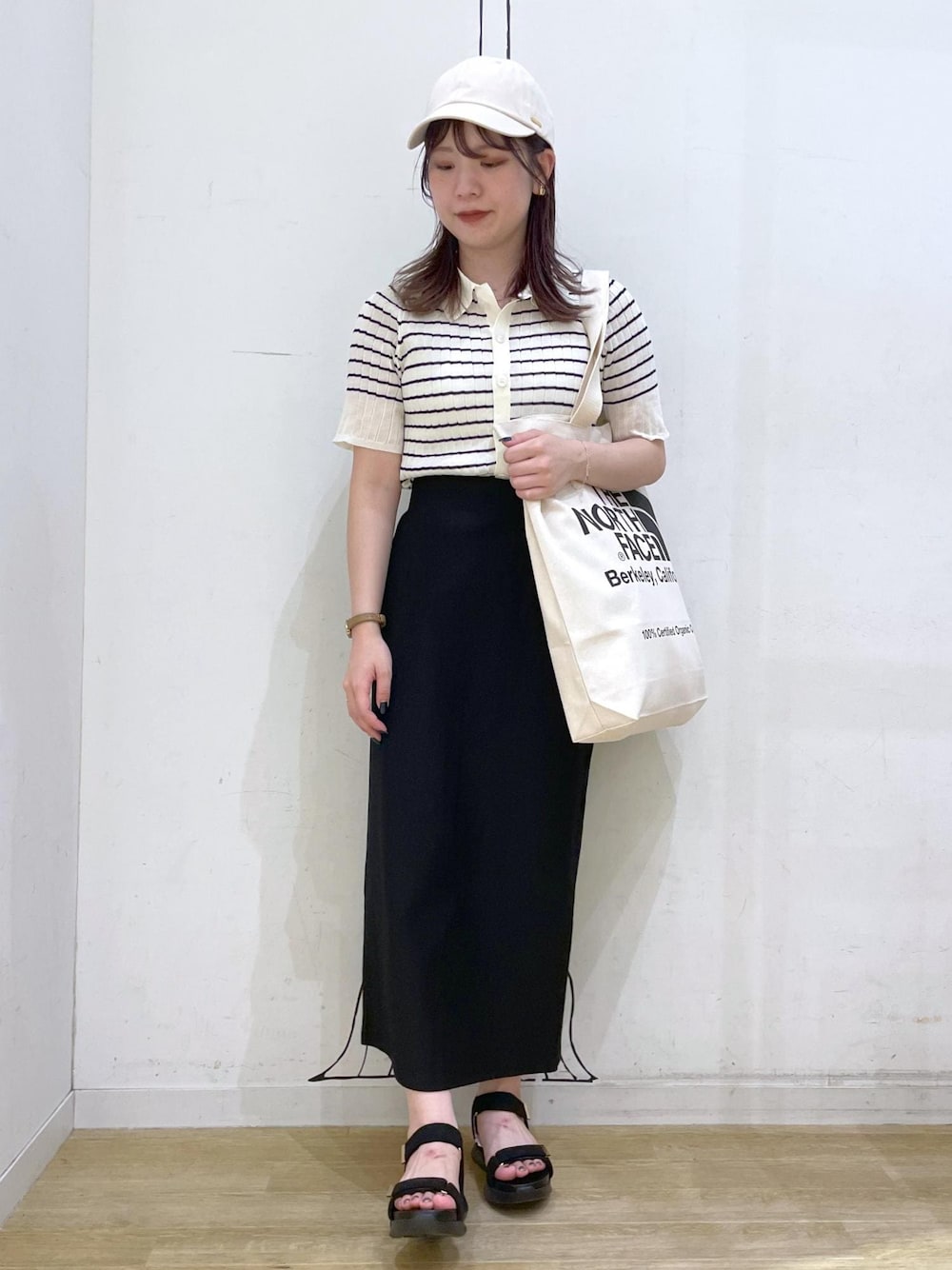 「ホワイト、ショルダーバッグ、ロゴ、ボーダー、ロング、タイトスカート、厚底、初夏コーデ、夏コーデ、初秋コーデ、秋コーデ、お出かけコーデ、旅行コーデ、アウトドアコーデ、大人カジュアル」｜「ROPE' PICNICのワニカンベルクロスニーカーサンダル（サンダル、ブラック系）」を使った、rinaさん（レディース・155cm）の夏コーディネートの1枚目の写真