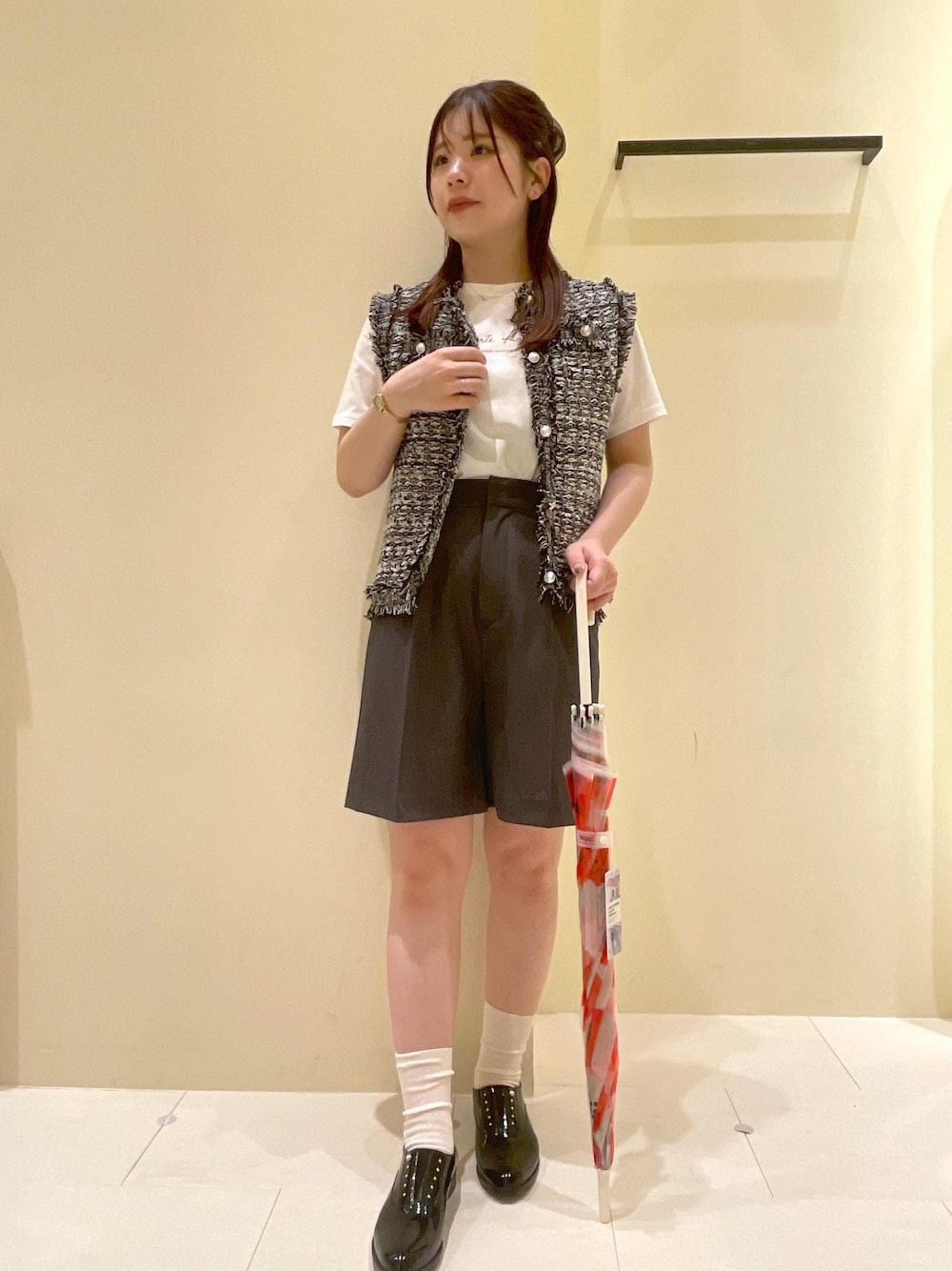 「初夏コーデ、夏コーデ、初秋コーデ、デートコーデ、お出かけコーデ、旅行コーデ、アウトドアコーデ、推し活コーデ、女子会コーデ、レイヤード、パンツスタイル、体型カバー、ワントーンコーデ、モノトーンコーデ、カジュアルコーデ」｜「TEMPERATEの【TEMPERATE/テンパレイト別注】OMBRE（レインシューズ、ブラック系）」を使った、rinaさん（レディース・155cm）の夏コーディネートの1枚目の写真