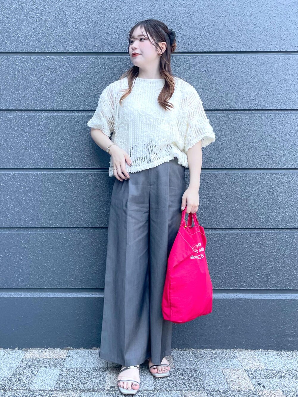 「ropepicnic_snap、snapme_jun、初夏コーデ、夏コーデ、初秋コーデ、授業参観日コーデ、デートコーデ、お出かけコーデ、旅行コーデ、アウトドアコーデ、推し活コーデ、女子会コーデ、雨の日コーデ、大人カジュアル、レイヤード」｜「ROPE' PICNICのアメスリタンクトップ（タンクトップ、ホワイト系）」を使った、rinaさん（レディース・155cm）の春コーディネートの1枚目の写真