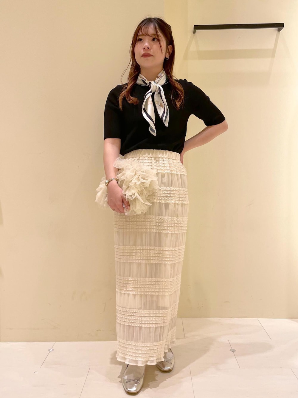 「ropepicnic_snap、snapme_jun、初春コーデ、春コーデ、初夏コーデ、夏コーデ、デートコーデ、お出かけコーデ、旅行コーデ、アウトドアコーデ、推し活コーデ、女子会コーデ、大人カジュアル、レイヤード、スカートスタイル」｜「ROPE' PICNICのSouvenirs de voyage スカーフ（バンダナ/スカーフ、ブルー系）」を使った、rinaさん（レディース・155cm）の春コーディネートの1枚目の写真