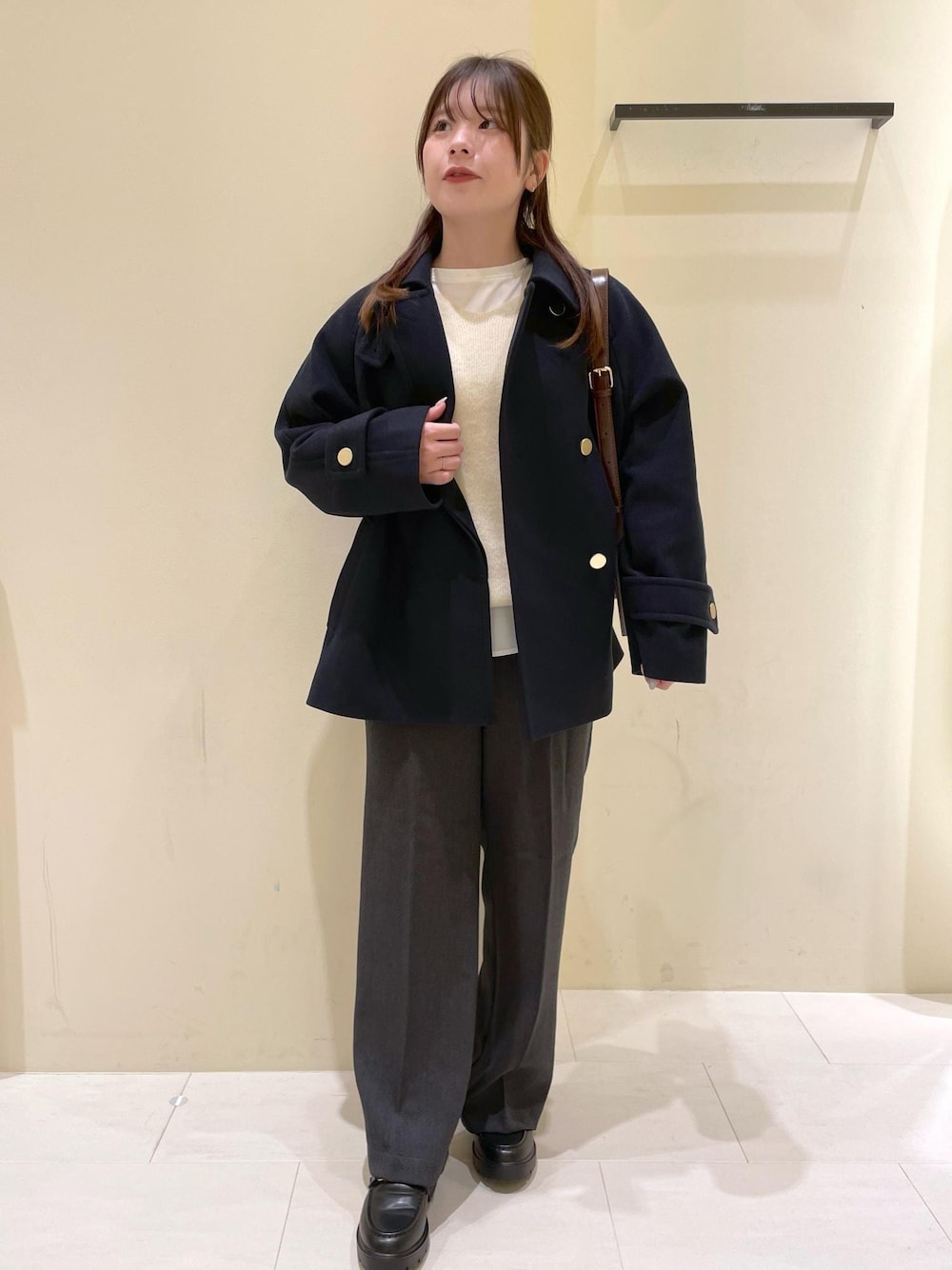 ブルー系のその他アウター、ホワイト系のTシャツ/カットソー、ホワイト系のニット/セーターを着用したレディースの秋コーディネートの1枚目の写真