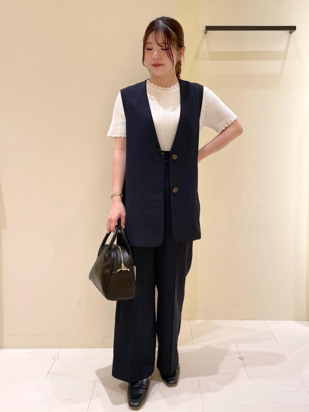「ropepicnic_snap、snapme_jun、初春コーデ、春コーデ、デートコーデ、お出かけコーデ、旅行コーデ、アウトドアコーデ、推し活コーデ、女子会コーデ、大人カジュアル、レイヤード、パンツスタイル、体型カバー、ワントーンコーデ」｜「ROPE' PICNICのソフトシンセティックレザーボストンバッグ（ボストンバッグ、ブラック系）」を使った、rinaさん（レディース・155cm）の春コーディネートの1枚目の写真
