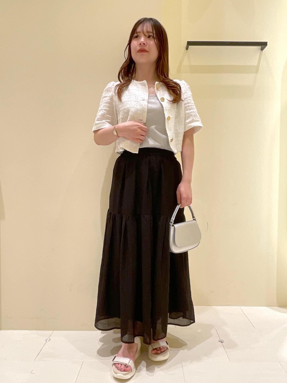 「ropepicnic_snap、snapme_jun、初春コーデ、春コーデ、初夏コーデ、夏コーデ、授業参観日コーデ、デートコーデ、旅行コーデ、アウトドアコーデ、フェスコーデ、推し活コーデ、女子会コーデ、大人カジュアル、レイヤード」｜「ROPE' PICNICのラウンドワンハンドル&ショルダーバッグ（ハンドバッグ、シルバー系）」を使った、rinaさん（レディース・155cm）の春コーディネートの1枚目の写真
