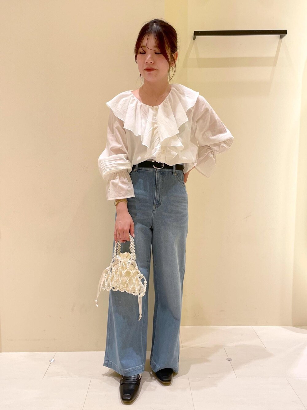 「RP2504、ropepicnic_snap、snapme_jun、初春コーデ、春コーデ、授業参観日コーデ、デートコーデ、お出かけコーデ、旅行コーデ、アウトドアコーデ、推し活コーデ、女子会コーデ、大人カジュアル、レイヤード、パンツスタイル」｜「ROPE' PICNICの【接触冷感・通気性】Comfort Series コンフォートシリーズ/綿ボイルフリルブラウス（シャツ/ブラウス、ホワイト系）」を使った、rinaさん（レディース・155cm）の春コーディネートの1枚目の写真