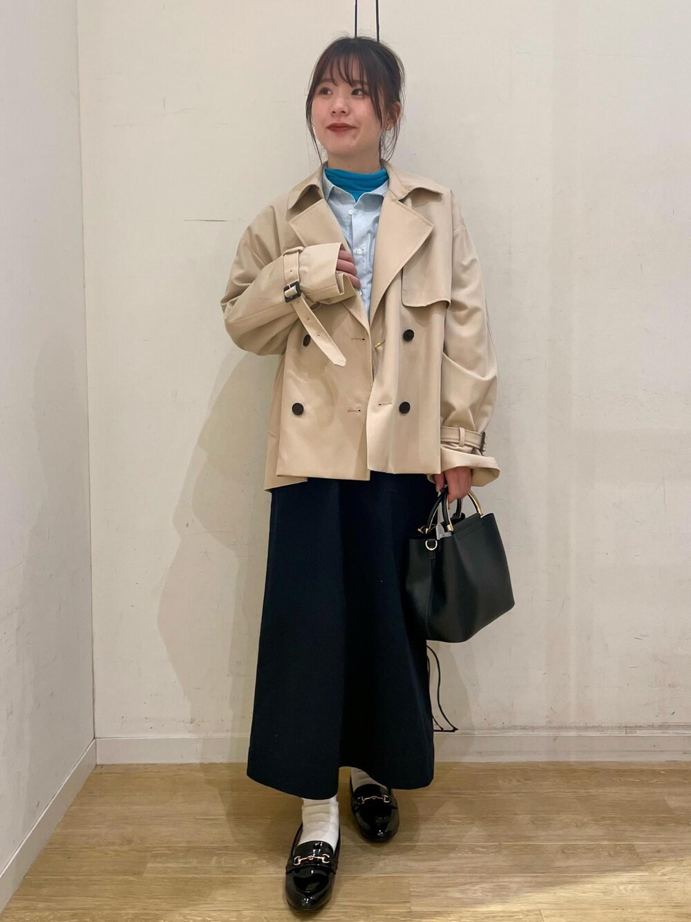 ブルー系のTシャツ/カットソー、ブラック系のローファー、ブルー系のシャツ/ブラウスを着用したレディースの冬コーディネートの1枚目の写真