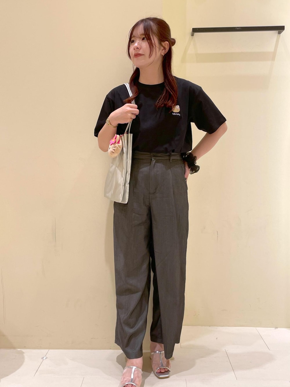 ブラック系のその他パンツ、シルバー系のパンプス、ブラック系のTシャツ/カットソーを着用したレディースの夏コーディネートの1枚目の写真