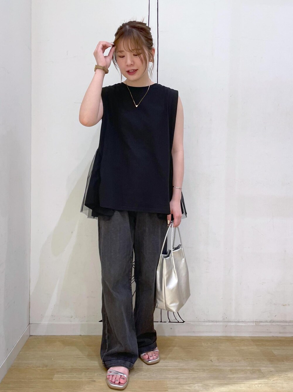 ブラック系のTシャツ/カットソー、シルバー系のサンダル、ブラック系のデニムパンツを着用したレディースの夏コーディネートの1枚目の写真