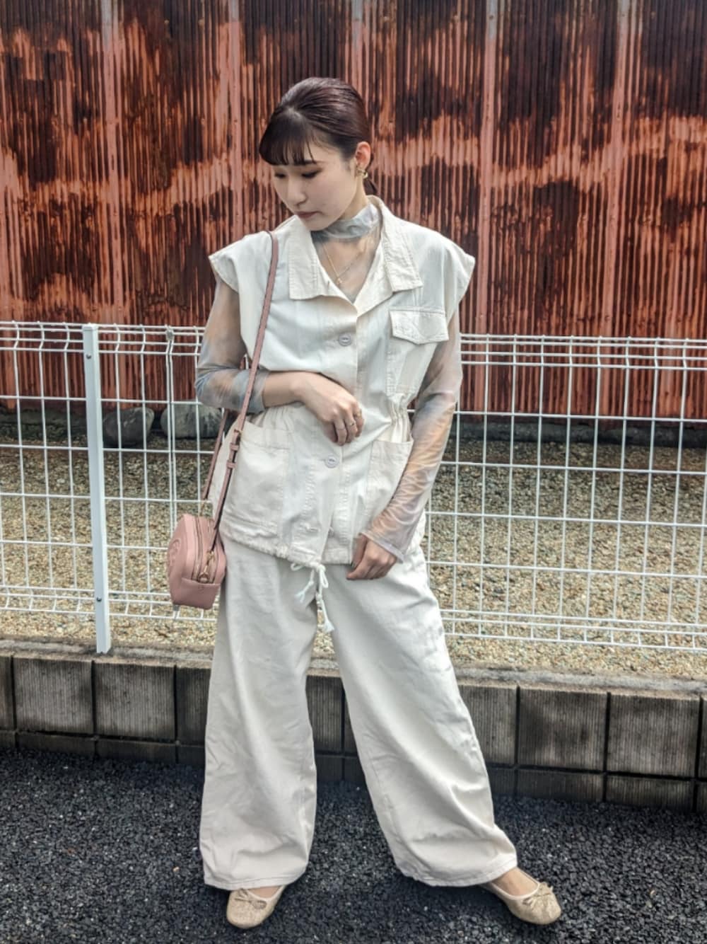 「ベージュ、ベージュコーデ、ホワイト、ホワイトコーデ、フィッシングベスト、ワイドパンツ、白デニム、白コーデ、シースルートップス、シースルー、タイダイ柄、春夏コーデ、ゴールドパンプス、大人カジュアル」｜「SpRayのアイテム（その他アウター、ベージュ系）」を使った、Hinaさん（レディース・158cm）の春コーディネートの1枚目の写真