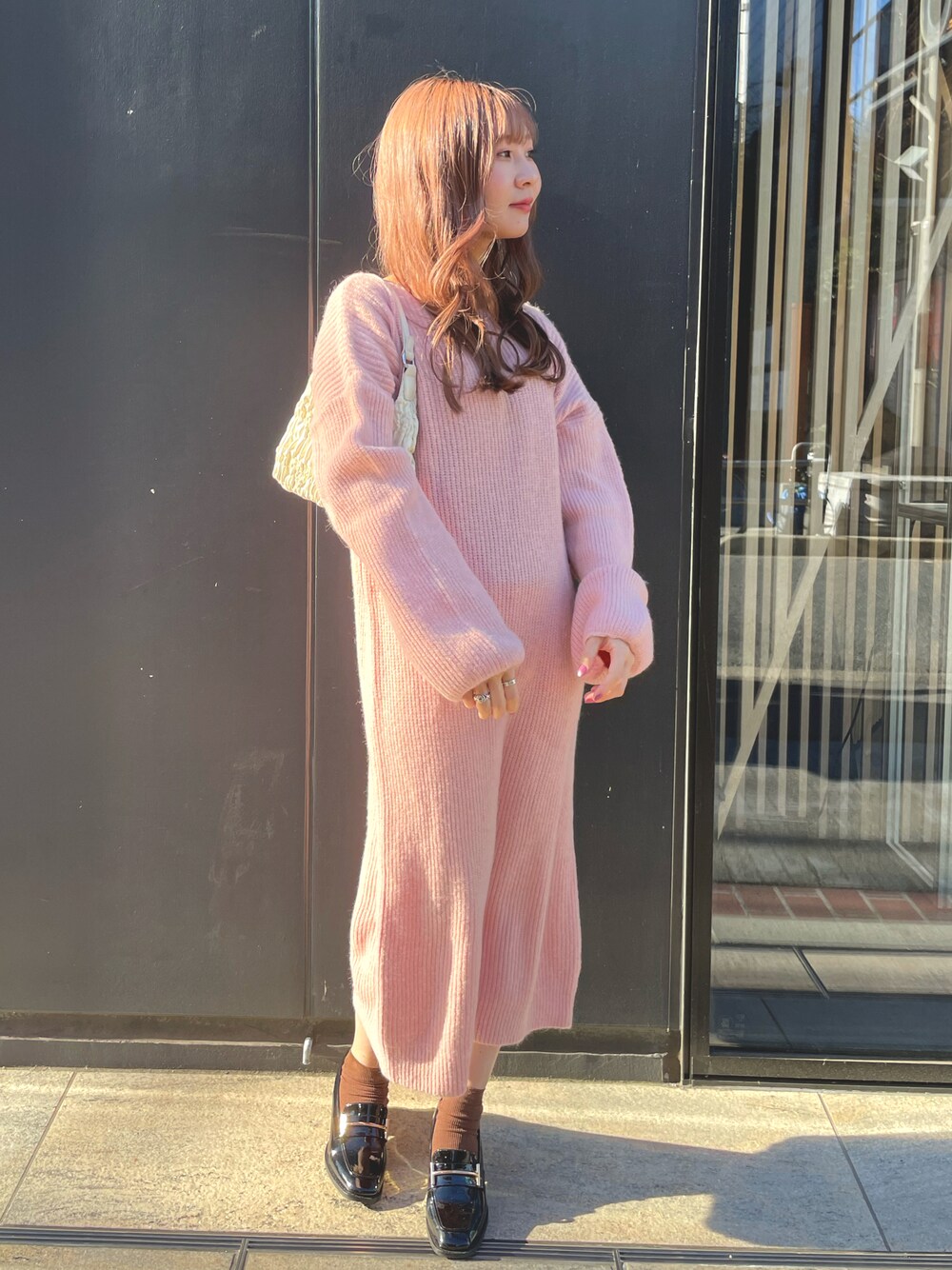 「冬を彩る色いろコーデ、大人かわいい、冬コーデ、ワンピース、ニットワンピース、ピンク、ピンクコーデ、ローファー、ニット、休日スタイル」｜「LIENCOEURのボートネックルーズスリーブワンピース（ワンピース、ピンク系）」を使った、chiiさん（レディース・156cm）の冬コーディネートの1枚目の写真