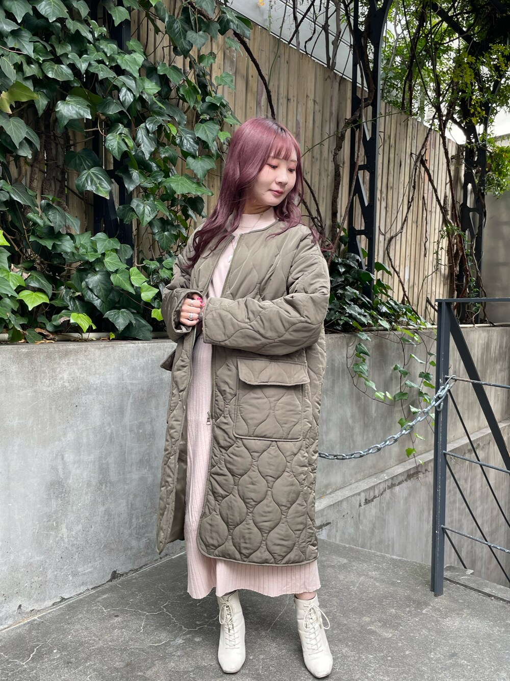 「オトナカジュアル、オトナ女子、休日スタイル、お出かけコーデ、冬アウター、冬コーデ、ノーカラーコート、ピンク、カーキ、ブーツ、ロングコート」｜「LIENCOEURのノーカラーキルティングロングコート（ダウンジャケット/コート、グリーン系）」を使った、chiiさん（レディース・156cm）の冬コーディネートの1枚目の写真