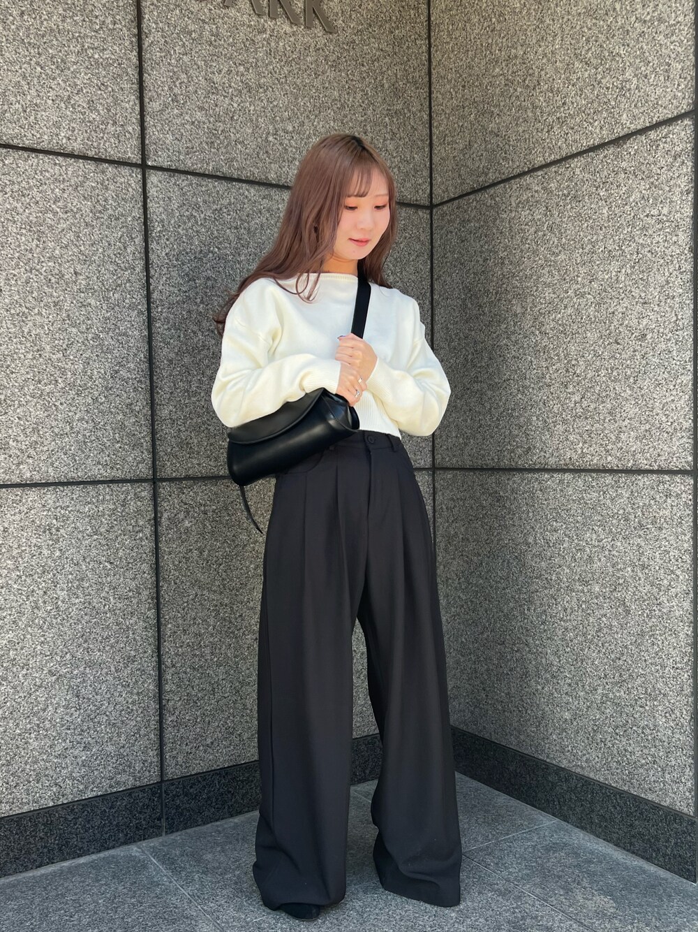 「大人カジュアル、シンプルコーデ、春服コーデ、ニット、ホワイト、パンツ、ブラック、モノトーンコーデ」｜「LIENCOEURのボートネックルーズショートニット（ニット/セーター、ホワイト系）」を使った、chiiさん（レディース・156cm）の冬コーディネートの1枚目の写真