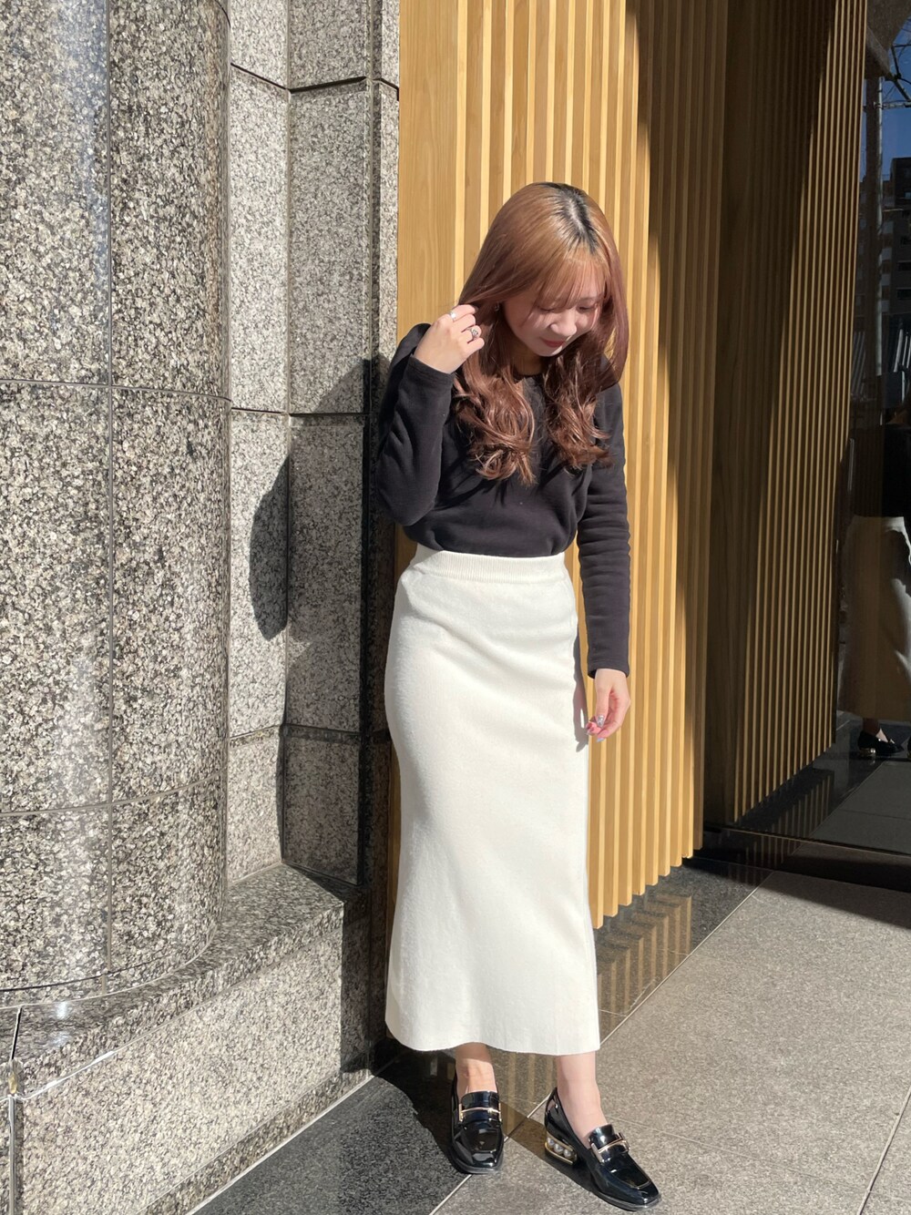 「オトナ女子、シンプルスタイル、モノトーンコーデ、ブラック、パワショル、ベージュ、スカート、ニット、ローファー」｜「LIENCOEURのスムースニットタイトスカート（スカート、ベージュ系）」を使った、chiiさん（レディース・156cm）の春コーディネートの1枚目の写真