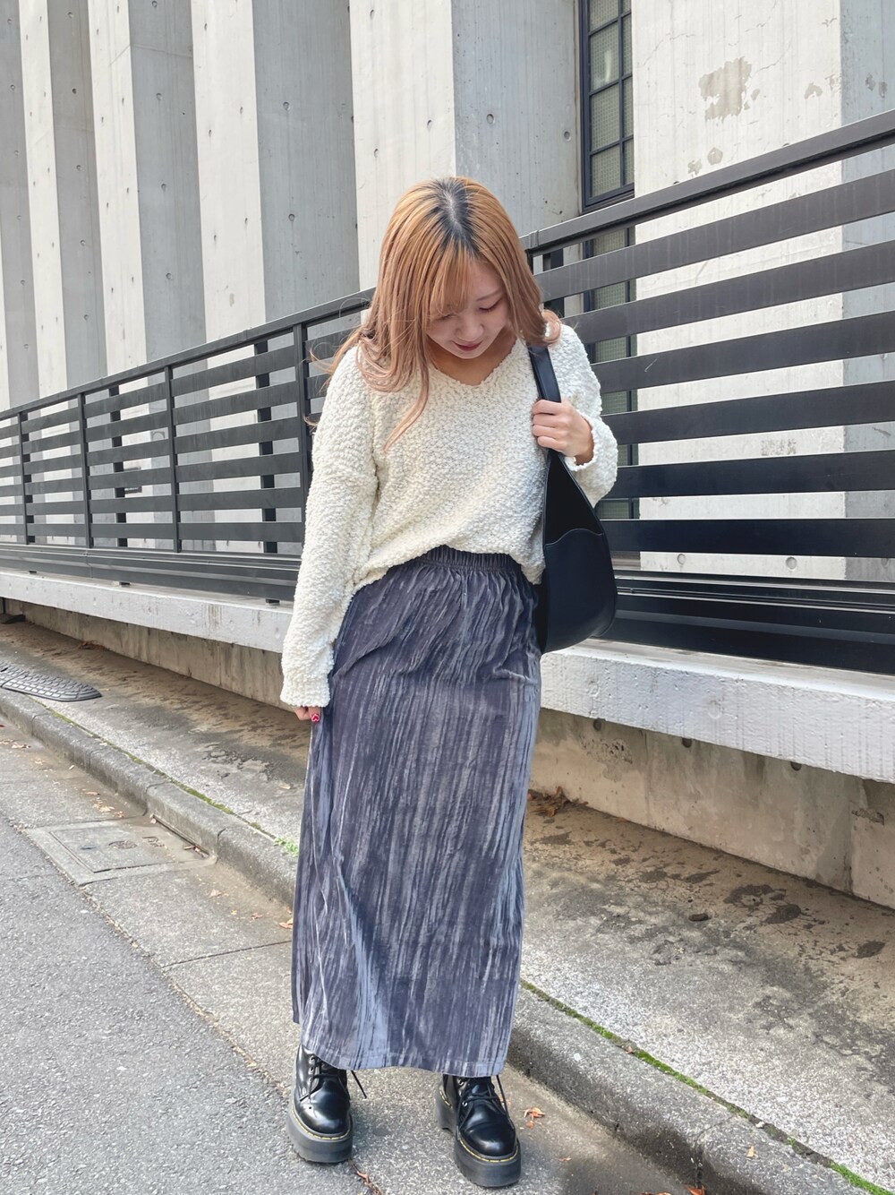 「大人カジュアル、大人かわいい、冬、冬のコーデ、ニット、スカート、ベロア、休日スタイル、ハート」｜「LIENCOEURのベロアストライプロングスカート（スカート、グレー系）」を使った、chiiさん（レディース・156cm）の冬コーディネートの1枚目の写真