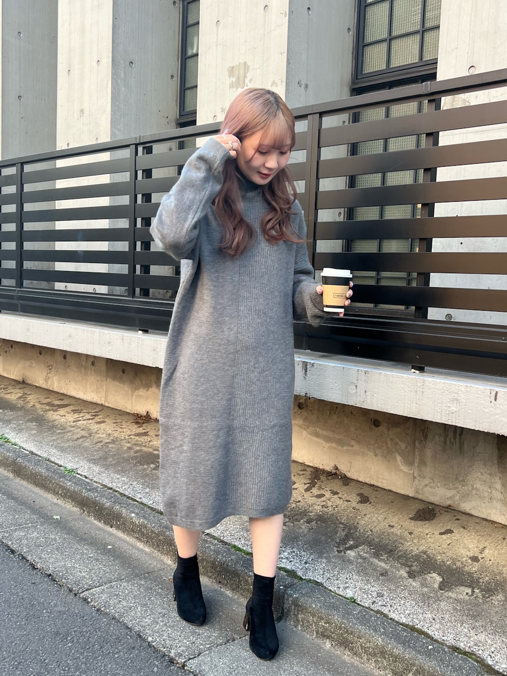 「大人女子、シンプルスタイル、ラクチンコーデ、ワンピース、ニットワンピース、グレー、ブーツ」｜「LIENCOEURのハイネックアシンメトリーワンピース（ワンピース、グレー系）」を使った、chiiさん（レディース・156cm）の冬コーディネートの1枚目の写真
