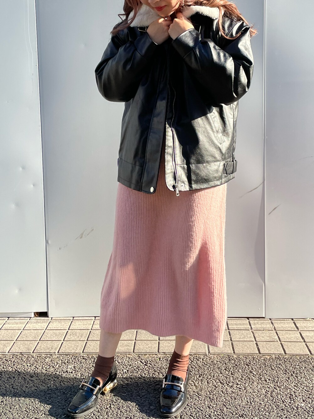 「冬を彩る色いろコーデ、冬アウター、冬コーデ、ボンバージャケット、レザージャケット、ニット、ワンピース、ピンク、ブラック」｜「LIENCOEURのB-3ボンバージャケット（ムートンコート、ブラック系）」を使った、chiiさん（レディース・156cm）の冬コーディネートの1枚目の写真
