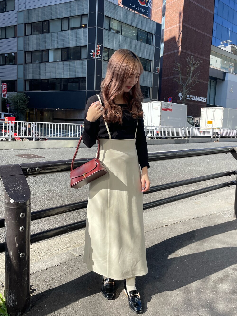 「シンプルスタイル、春、お出かけコーデ、大人女子、モノトーン、ブラック、スカート、ホワイト、ローファー、ハンドバッグ」｜「LIENCOEURのテレコUネックロンT（Tシャツ/カットソー、ブラック系）」を使った、chiiさん（レディース・156cm）の冬コーディネートの1枚目の写真