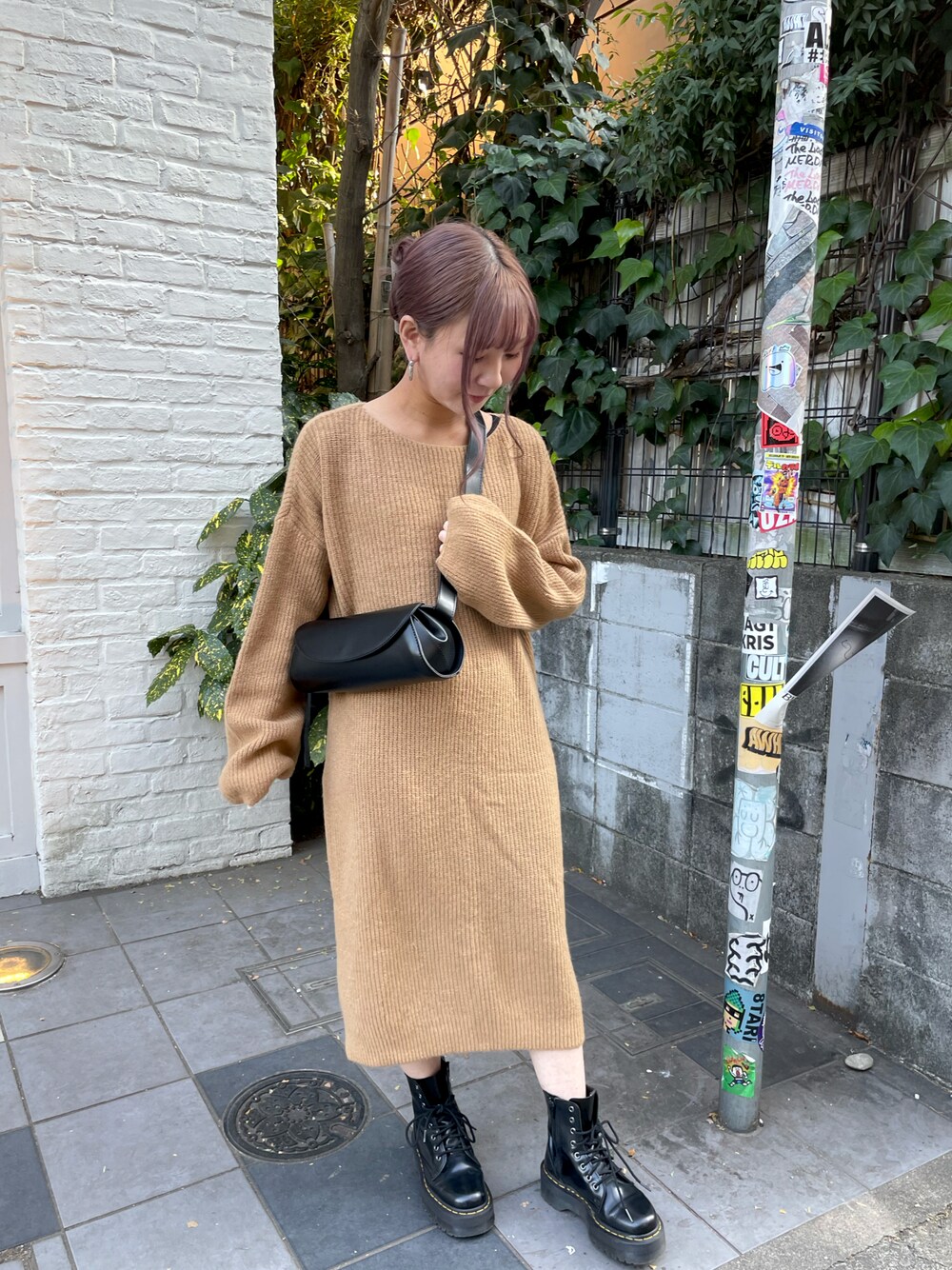 「大人カジュアル、リラックススタイル、ワンピース、ニットワンピース、ベージュ、ブーツ、お出かけコーデ」｜「LIENCOEURのボートネックルーズスリーブワンピース（ワンピース、ベージュ系）」を使った、chiiさん（レディース・156cm）の冬コーディネートの1枚目の写真