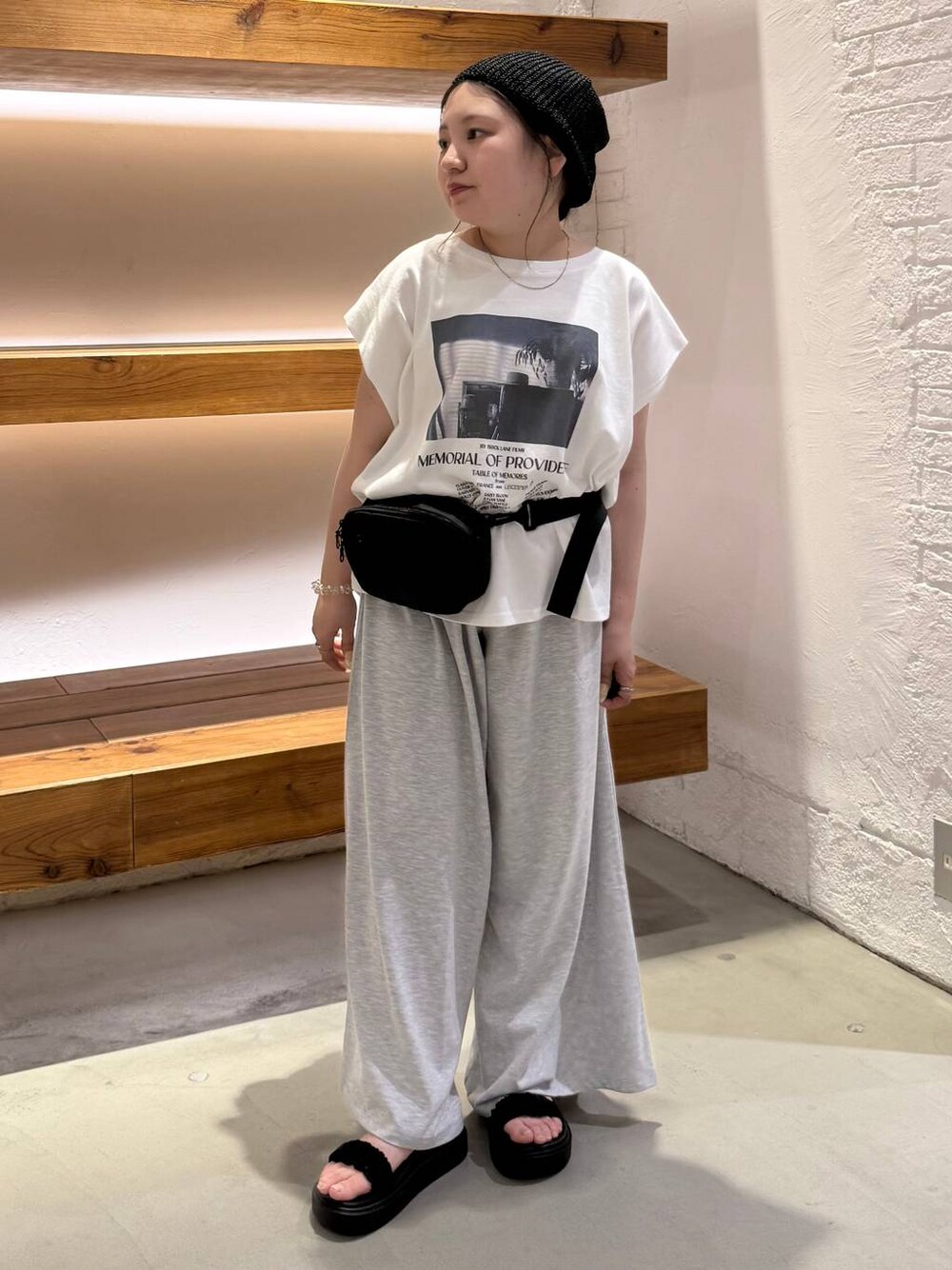 グレー系のその他パンツ、ブラック系のサンダル、ブラック系のボディバッグ/ウエストポーチを着用したレディースの夏コーディネートの1枚目の写真