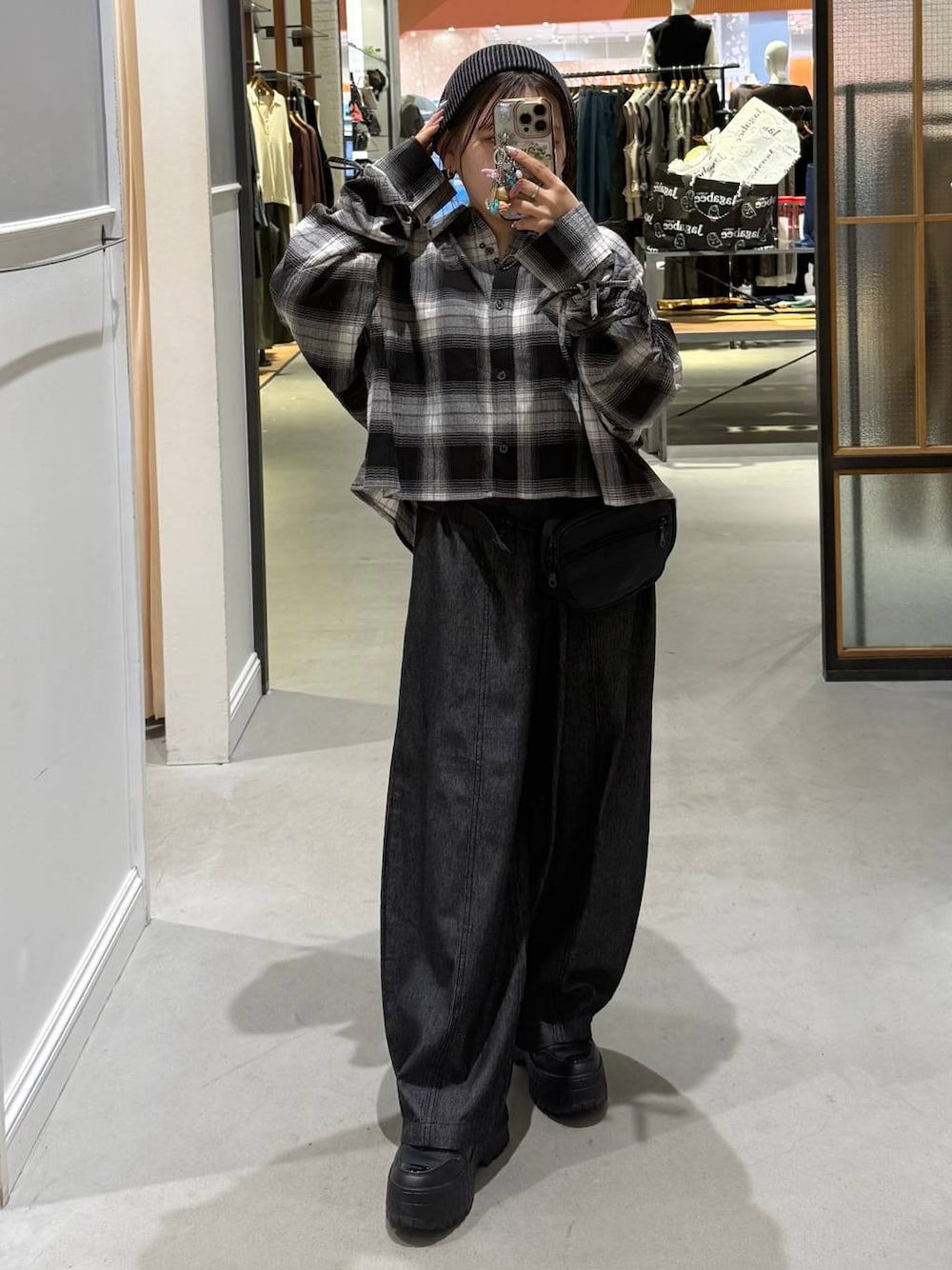 ブラック系のシャツ/ブラウス、ブラック系のデニムパンツ、ブラック系のボディバッグ/ウエストポーチを着用したレディースの夏コーディネートの1枚目の写真