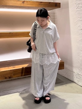 「LEPSIM（レプシィム）のカットイージーワイドパンツ　499173（その他パンツ、グレー系）」を使った、sereaさん（レディース）の春コーディネート