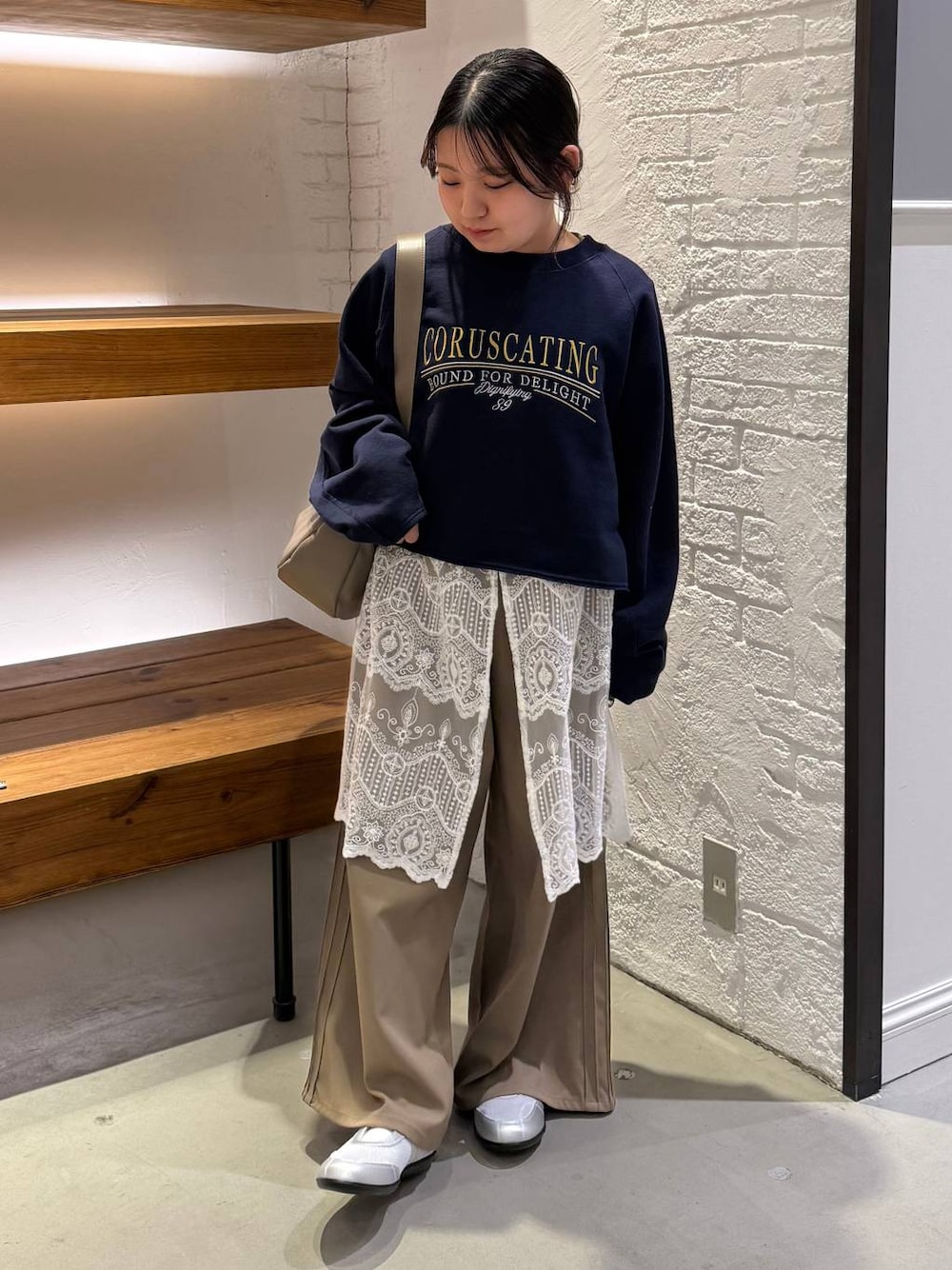 ブラウン系のその他パンツ、ブラウン系のショルダーバッグ、シルバー系のパンプスを着用したレディースの冬コーディネートの1枚目の写真