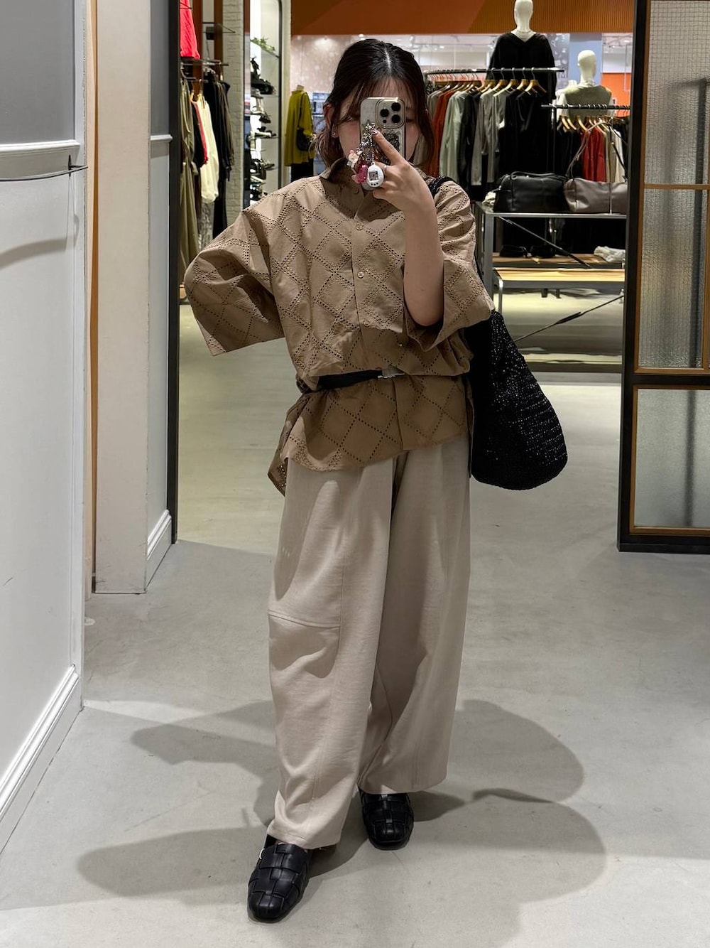 ベージュ系のその他パンツ、ブラック系のショルダーバッグ、ブラック系のパンプスを着用したレディースの春コーディネートの1枚目の写真
