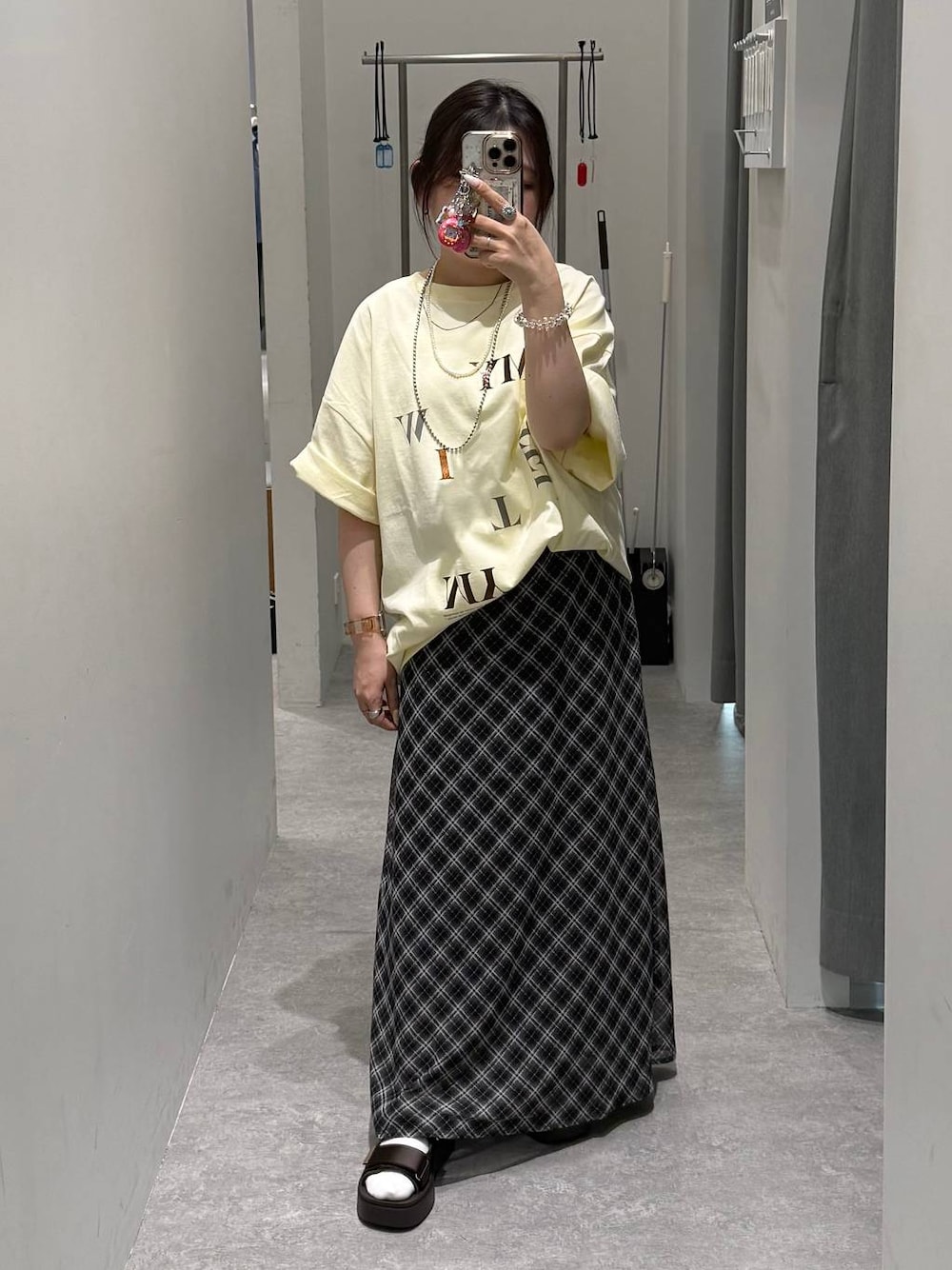 ベージュ系のTシャツ/カットソー、ブラウン系のサンダル、シルバー系のネックレスを着用したレディースの夏コーディネートの1枚目の写真