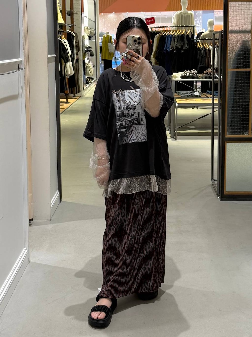 ブラック系のサンダル、グレー系のTシャツ/カットソーを着用したレディースの夏コーディネートの1枚目の写真