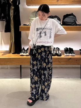 「LEPSIM（レプシィム）の楊柳柄イージーパンツ　290321（その他パンツ、ブルー系）」を使った、sereaさん（レディース）の夏コーディネート